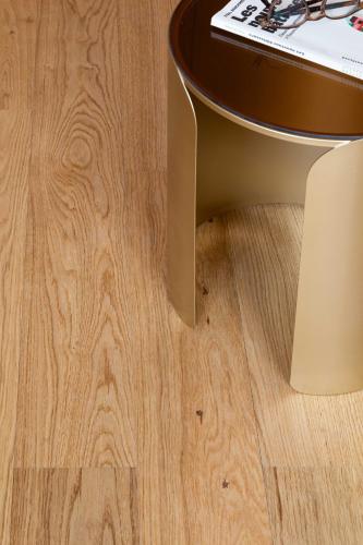 Elle est dotée de parquet et d'une table au-dessus. dans l'établissement Magnificent flat - near Bourse and Palais Royal, à Paris