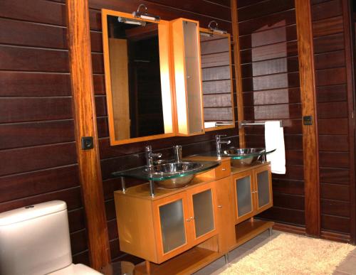 a bathroom with two sinks and a mirror at Lake Prestige Villa Castelo de Bode, Tomar in Tomar