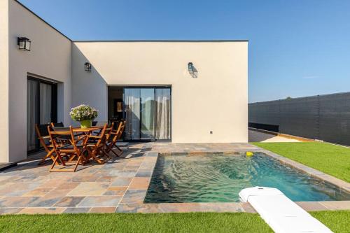 une piscine dans l'arrière-cour d'une maison dans l'établissement Villa Tobias - Piscine & Pétanque - Proche plages, à Sérignan