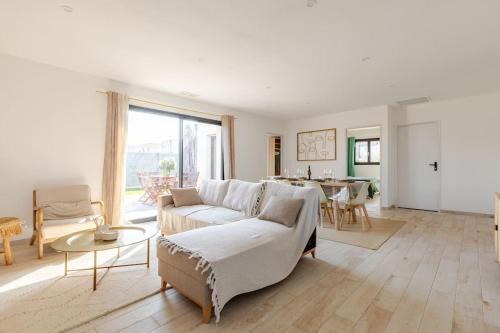 un salon avec un canapé et une table dans l'établissement Villa Tobias - Piscine & Pétanque - Proche plages, à Sérignan