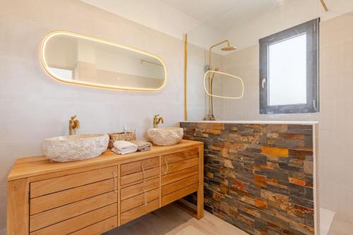 une salle de bain avec deux lavabos et un miroir dans l'établissement Villa Tobias - Piscine & Pétanque - Proche plages, à Sérignan