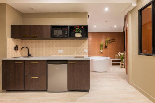 une cuisine avec un évier et un micro-ondes dans l'établissement MARAIS POMPIDOU 3e, jacuzzi, 2 chambres, 4 à 6P, à Paris