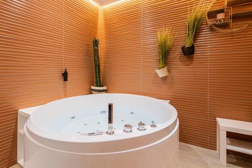 a bath tub in a bathroom withamboo at MARAIS POMPIDOU 3e, jacuzzi, 2 chambres, 4 à 6P in Paris