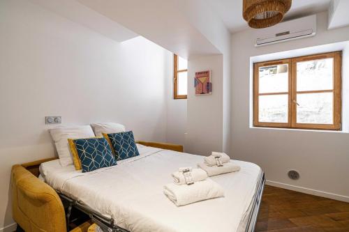 une chambre avec un lit avec des serviettes dessus dans l'établissement Renovated apartment - Cannes Meynadier, à Cannes