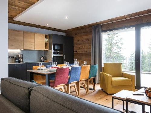 un salon avec un canapé, une table et des chaises dans l'établissement Appartement 8 pers. 3 ch. avec terrasse à Montvalezan - FR-1-275-212, à La Rosière