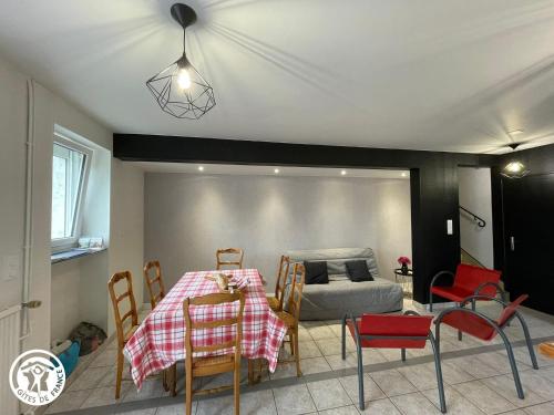 une pièce avec une table, des chaises et un lit dans l'établissement Séjour nature au cœur du bocage vendéen, proche Puy du Fou - 3 chambres avec terrasse et jardin - FR-1-426-556, à Saint-Aubin-des-Ormeaux