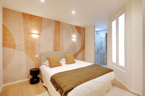 une chambre avec un lit et une grande fenêtre dans l'établissement Elegant Apartment - 1BR-2P - Arc de Triomphe, à Paris