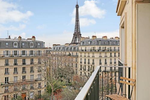 a balcony with a view of the eiffel tower at Appartement Luxueux - 2BR 6P -Vue Tour Eiffel in Paris