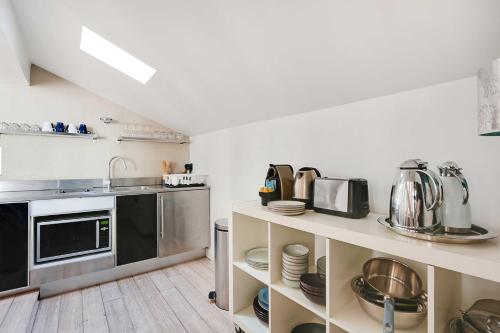 une cuisine avec un évier et un comptoir dans l'établissement Cozy appartment avec Terrace - 2BR-4P - Centre de Paris, à Paris