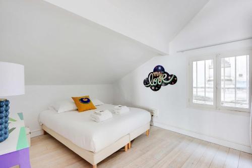 une chambre blanche avec un lit et une fenêtre dans l'établissement Cozy appartment avec Terrace - 2BR-4P - Centre de Paris, à Paris