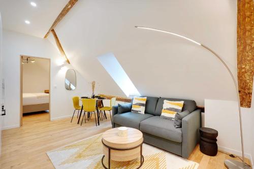 un salon avec un canapé et une table dans l'établissement Charming apartment - 1BR-4P - Bastille, à Paris