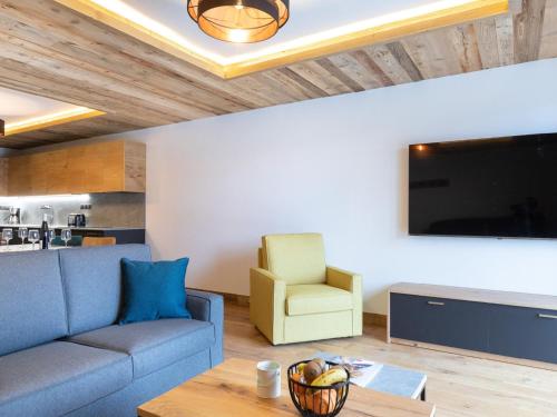 un salon avec un canapé et une chaise dans l'établissement Duplex 4 pièces familial avec terrasse - FR-1-275-215, à La Rosière