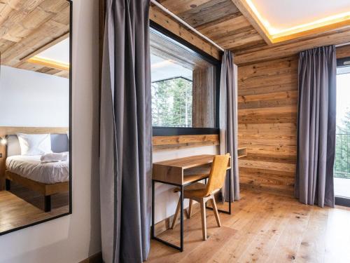 - une chambre avec un bureau et un lit dans l'établissement Duplex 4 pièces familial avec terrasse - FR-1-275-215, à La Rosière