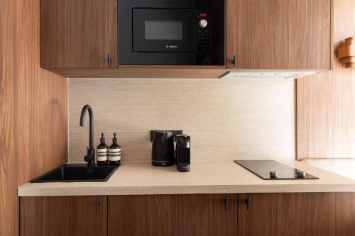 une cuisine avec un évier et un micro-ondes dans l'établissement Magnificent Studio with A-C - 2P - Champs-Élysées, à Paris