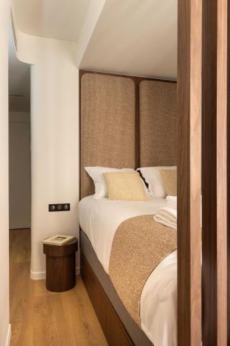 une chambre avec un grand lit avec une tête de lit en bois dans l'établissement Magnificent Studio with A-C - 2P - Champs-Élysées, à Paris