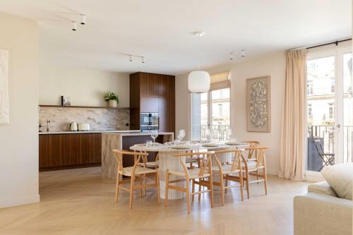 une cuisine et une salle à manger avec une table et des chaises dans l'établissement Spacious & Modern Property - Eiffel Tower, à Paris