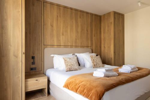 une chambre avec un grand lit avec des serviettes dessus dans l'établissement Spacious & Modern Property - Eiffel Tower, à Paris