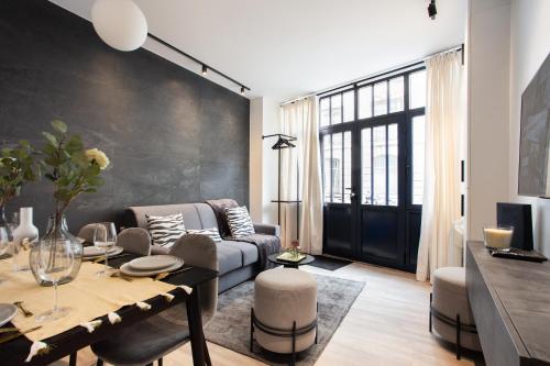 un salon avec un canapé et une table dans l'établissement Chic apartment - 2BR-6P - Pantheon, à Paris