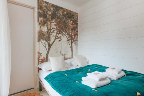 une chambre avec un lit avec des serviettes dessus dans l'établissement A Cozy Nest with Garden - Montreuil - 1BR 4P, à Montreuil