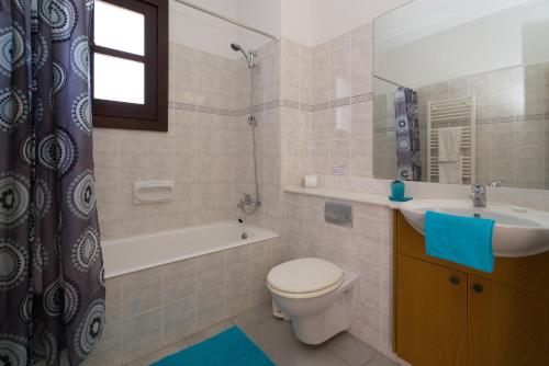 Phòng tắm tại 3 bedroom Villa Anarita with private pool, Aphrodite Hills Resort