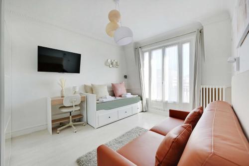 - un salon blanc avec un canapé et un bureau dans l'établissement Cosy apartment - 1BR-2P - Near Champs-de-Mars, à Paris