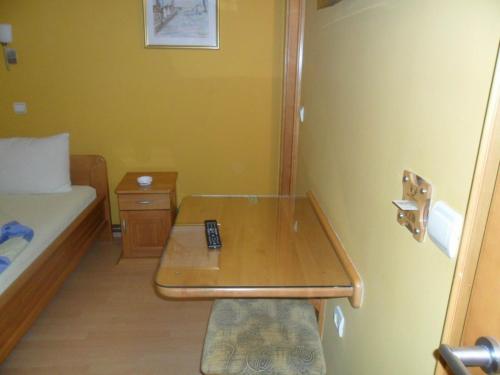 a small room with a bed and a glass table at B&B Boem in Požarevac