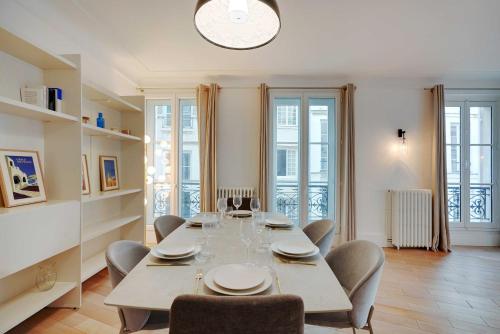 une grande salle à manger avec une table et des chaises dans l'établissement Cosy apartment - 2BR-6P - Saint-Germain-des-Prés, à Paris