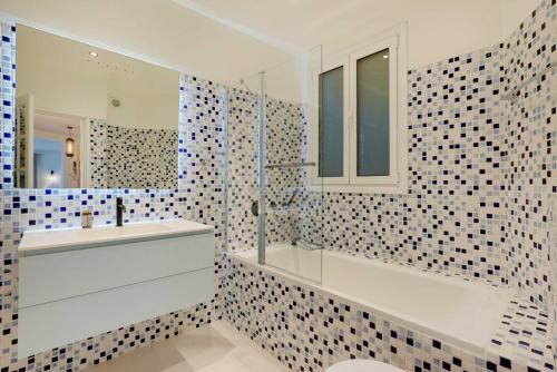 une salle de bain avec un lavabo, une baignoire et un miroir dans l'établissement Cosy apartment - 2BR-6P - Saint-Germain-des-Prés, à Paris