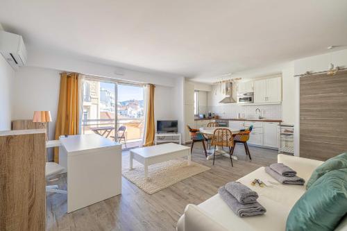 un salon avec une cuisine et une salle à manger dans l'établissement Exceptional spacious one bedroom flat in Cannes, à Cannes