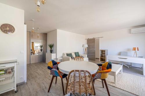 un salon avec une table et des chaises dans l'établissement Exceptional spacious one bedroom flat in Cannes, à Cannes