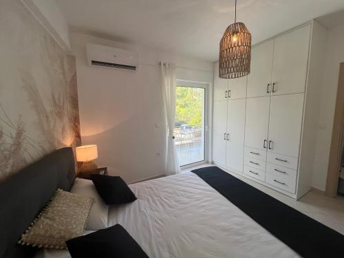 トロにあるDaisy's One-bedroom apartmentの白いベッドと窓のある寝室