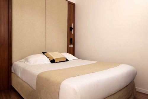 une chambre avec un grand lit dans une pièce dans l'établissement Amazing apartment - 2BR-6P - Nation, à Paris