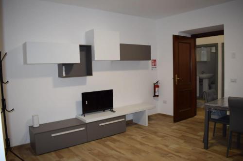 a living room with a tv on a white wall at Casa vacanze all'archetto in Villa San Giovanni in Tuscia
