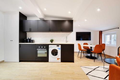 une cuisine avec un lave-linge et une salle à manger dans l'établissement Welcoming apartment -1BD-4P - 18th arrd, à Paris