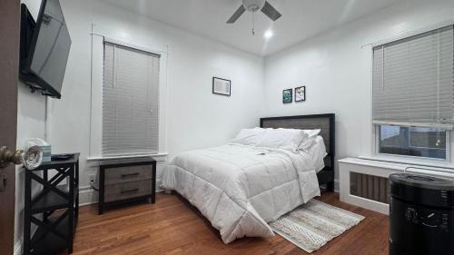 Ένα ή περισσότερα κρεβάτια σε δωμάτιο στο Modern and Cozy Pine Hills Home from Early 1900s