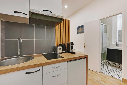 une cuisine avec un évier et un plan de travail dans l'établissement Cosy studio for 2P - République-Marais, à Paris