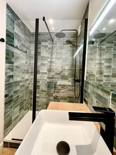 une salle de bain avec baignoire et douche dans l'établissement Estacade Studio d exception vue Mer, à Saint-Jean-de-Monts