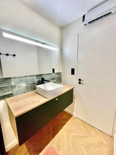 une salle de bain avec un lavabo et un miroir dans l'établissement Estacade Studio d exception vue Mer, à Saint-Jean-de-Monts
