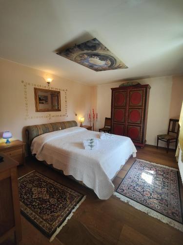 a bedroom with a large bed and a ceiling at Casa del sole in Rivarotta