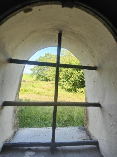 a window in a tunnel with a view of a field at Casa del sole in Rivarotta