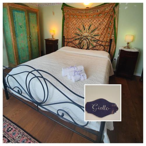 a bedroom with a bed with a sign that says cuddle at Casa del sole in Rivarotta