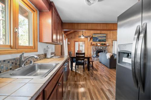 Η κουζίνα ή μικρή κουζίνα στο Bear Claw Cabin - Perfect location with an amazing game room and hot tub!