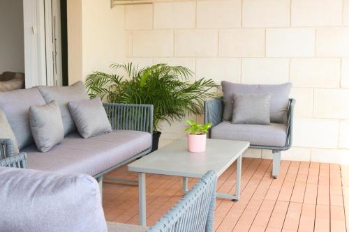 Posezení v ubytování Spacious Apartment with Terrace, Pool and Beach Access