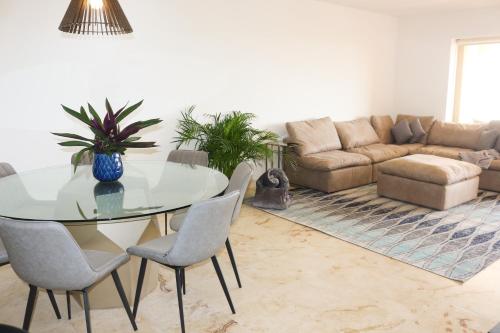 Posezení v ubytování Spacious Apartment with Terrace, Pool and Beach Access