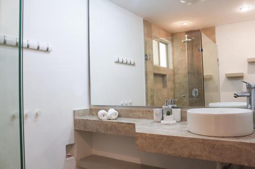Koupelna v ubytování Spacious Apartment with Terrace, Pool and Beach Access
