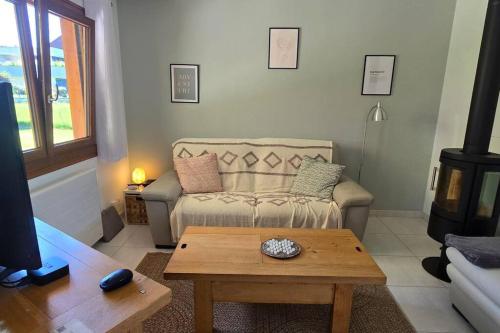 un salon avec un canapé et une table basse dans l'établissement Villa Reflet, à Maxilly-sur-Léman