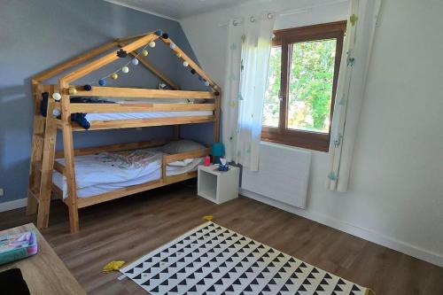 une chambre avec un lit superposé et une fenêtre dans l'établissement Villa Reflet, à Maxilly-sur-Léman
