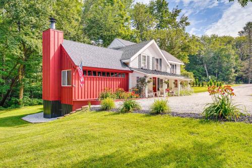 Ein Garten an der Unterkunft Duplex Unit, 2 Mi to Chittenden Reservoir!