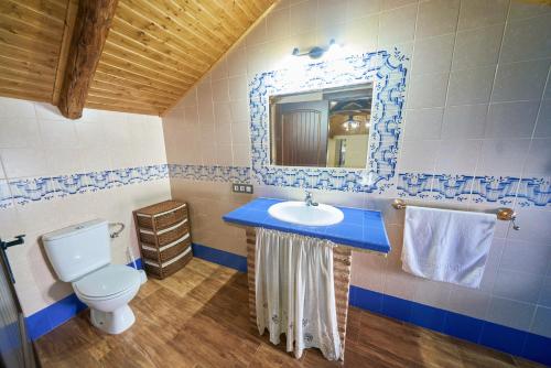 bagno con lavandino blu e servizi igienici di Casas Rurales Los Teatinos a Casas de los Teatinos
