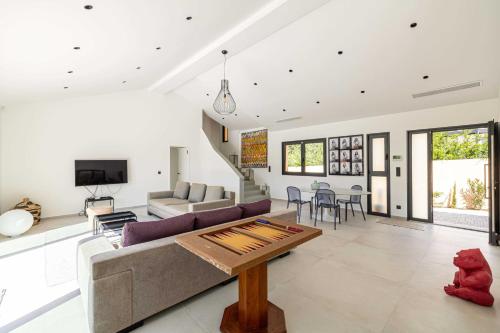 un salon avec un canapé et une table dans l'établissement Modern Villa with Heated Pool and Garden, à Mougins